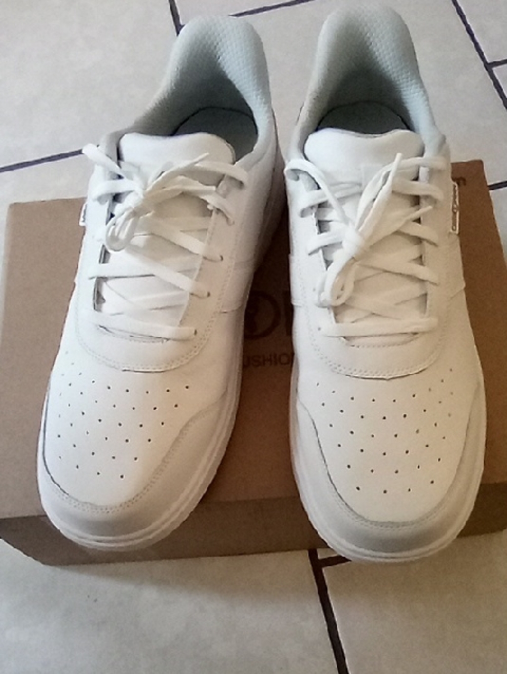 Men's White Low-Top Casual Sneakers